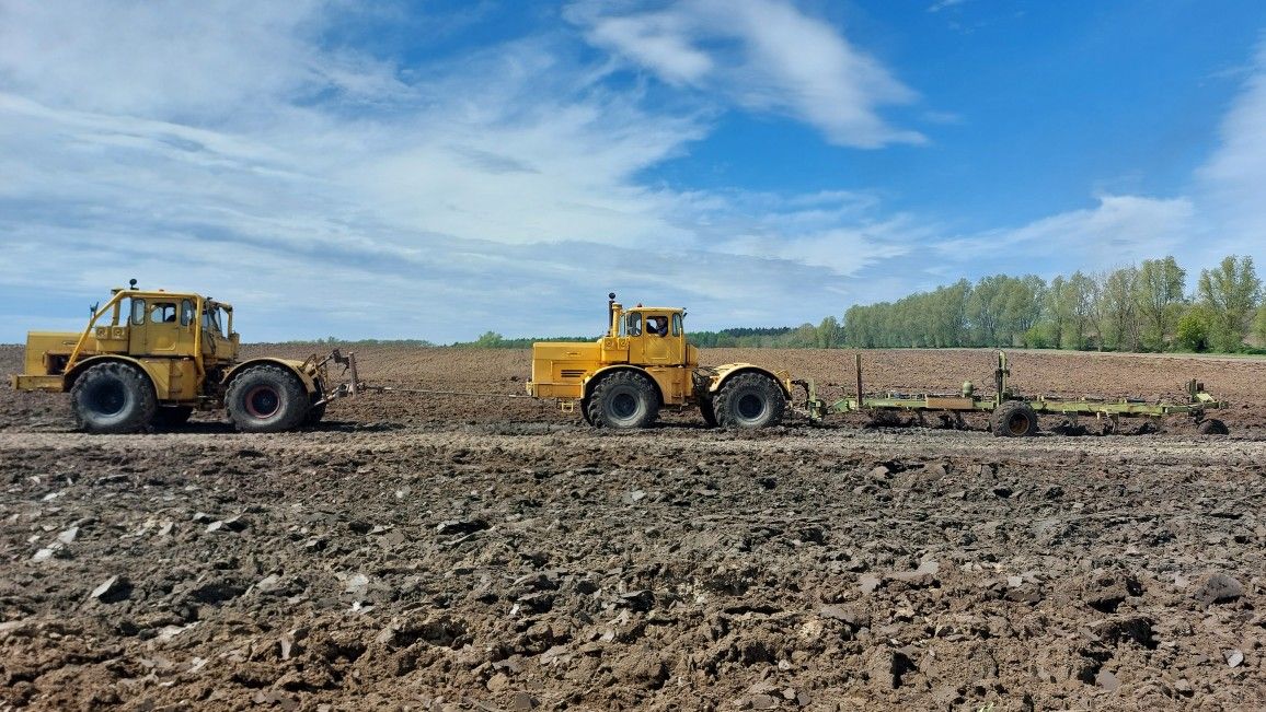 Gespann aus zwei Kirowetz K700A beim Schaupflügen in Upahl