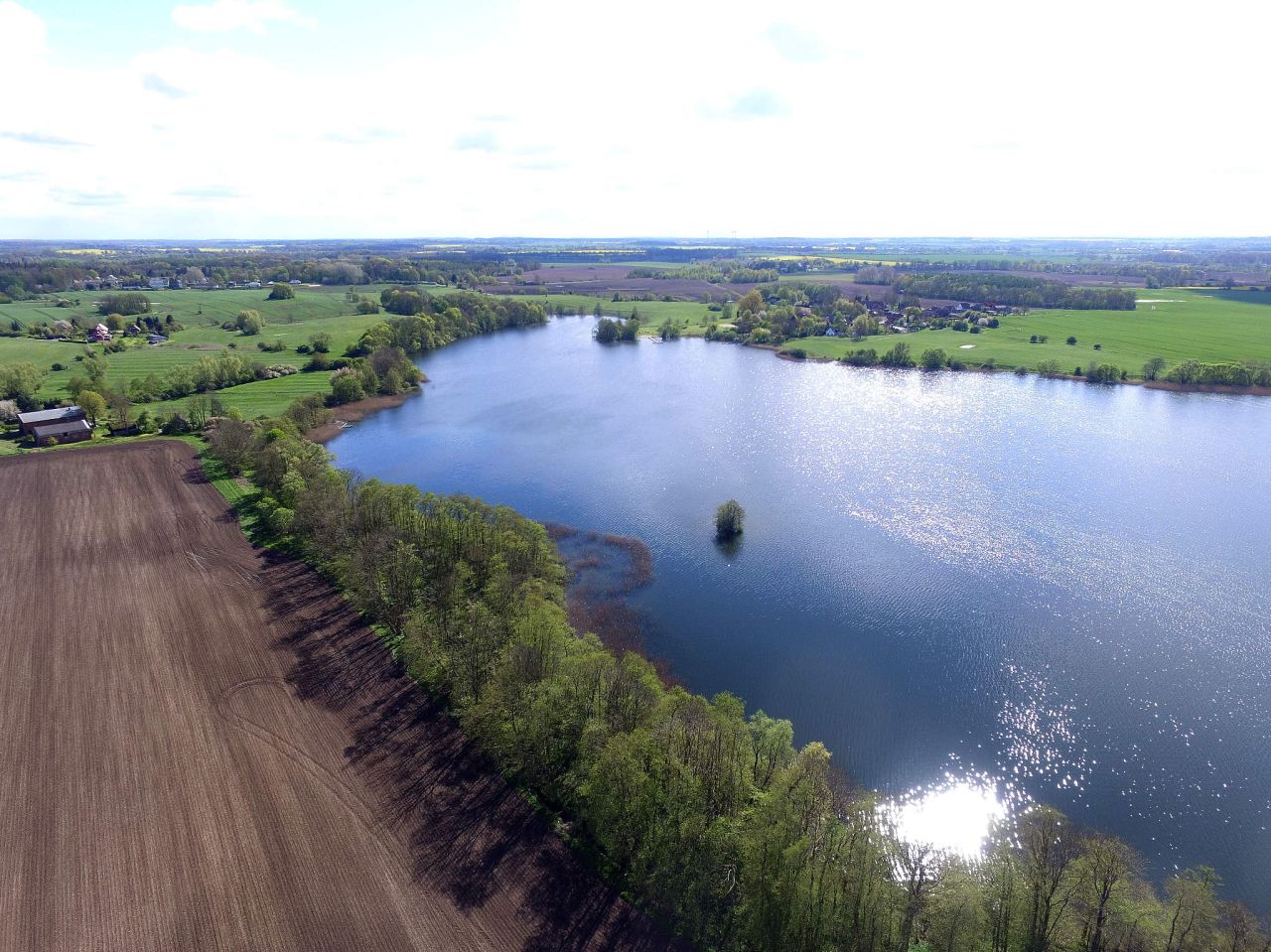 Blick von Nordosten über den See
